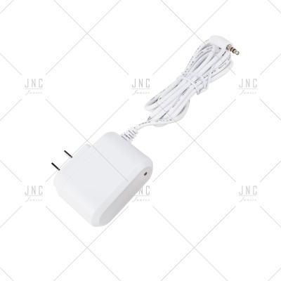 Carregador branco com cabo e plugue de áudio