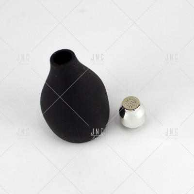 Bulbo de borracha preto e peça metálica prateada sobre fundo branco