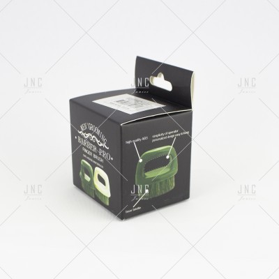 Caixa preta para escova de barbear com texto em branco e verde