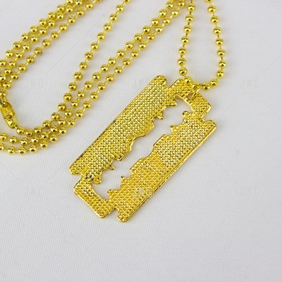 Colar dourado com pendente em forma de lâmina de barbear