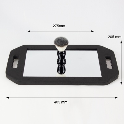 Espelho com moldura preta e pincel de barbear colocado no centro.