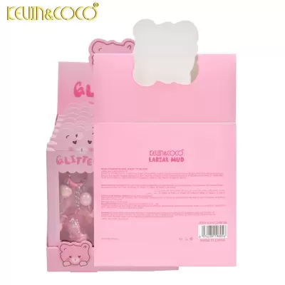 Expositor rosa com produtos KEVIN&COCO LABIAL MUD e design de urso