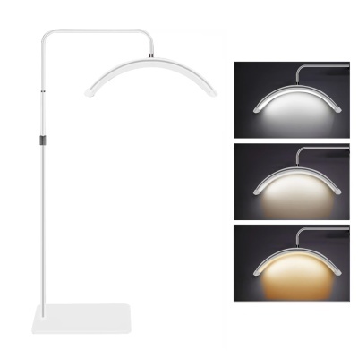 Candeeiro de pé branco com luminária arqueada e três tonalidades de luz.