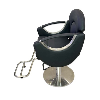 Cadeira de barbeiro preta com base metálica cromada e apoio para pés