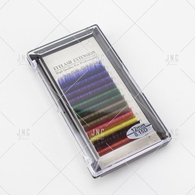 Caixa transparente com extensões de pestanas coloridas