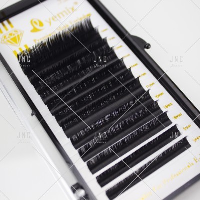 Caixa de pestanas postiços pretos com texto amarelo e preto no interior