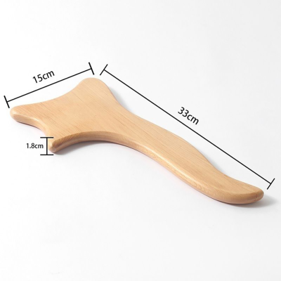 Tábua de corte de madeira curva com medidas indicadas, sobre fundo branco