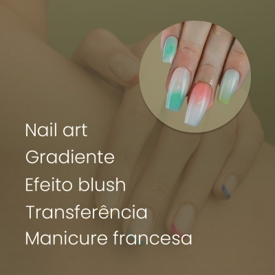 Unhas com nail art gradiente verde, branco e coral, efeito blush e manicure francesa