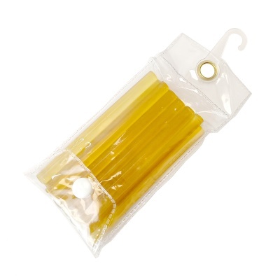 Seis velas amarelas em saco plástico transparente com gancho branco