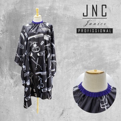 Capa de corte de cabelo preta com estampas de utensílios de cabeleireiro e gola azul em manequim