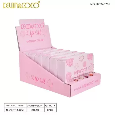 Expositor rosa com embalagens KEVIN&COCO Lip Oil e frascos coloridos