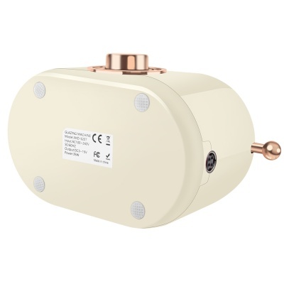 Moinho elétrico creme com detalhes em cobre visto de baixo.