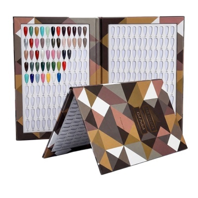 Conjunto de amostras de cores para verniz de gel em suportes com design geométrico.