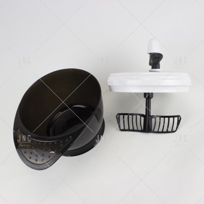 Tigela preta e acessório de plástico branco e preto para cozinha