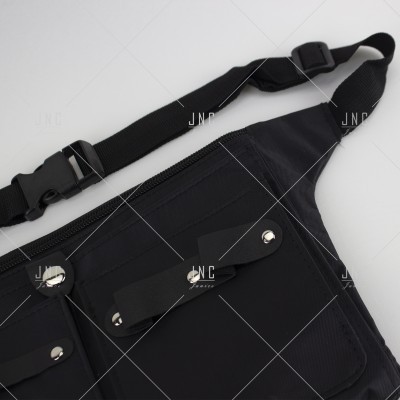 Bolsa pochete preta com fechos plásticos e detalhes metálicos