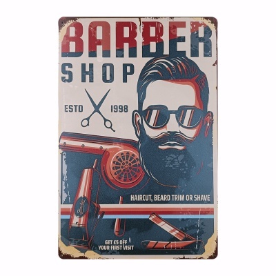 Placa metálica vintage com tema de barbearia contendo secador, navalhete, tesoura e figura masculina estilizada com texto promocional
