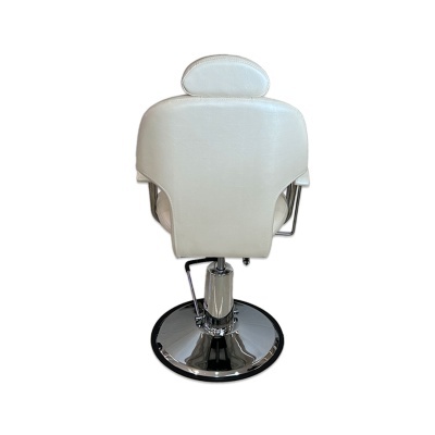 Cadeira branca de barbearia com base cromada redonda