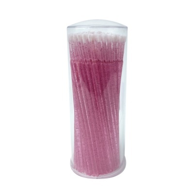 Recipiente cilíndrico transparente com cotonetes cor-de-rosa