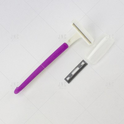 Raspador de gelo com cabo roxo, cabeça branca e lâmina metálica destacada