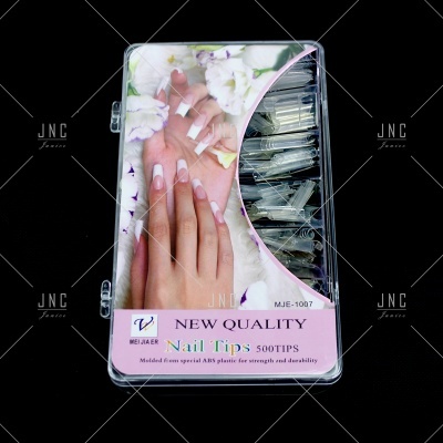 Caixa transparente com pontas de unhas brancas e imagem de mãos femininas