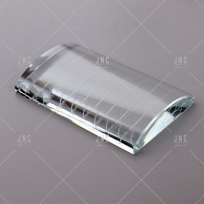 Prisma óptico transparente com linhas gravadas e escala graduada