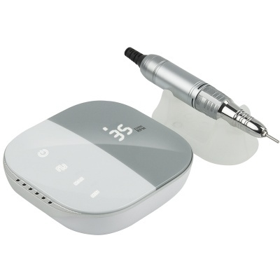 Aparelho eletrónico de manicure com peça manual prateada e base com ecrã digital