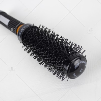 Escova redonda de cabelo preta com cerdas sintéticas e cabo preto