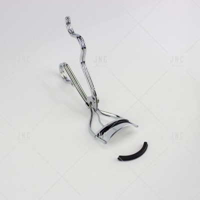 Curvador de pestanas metálico prateado com almofada preta solta