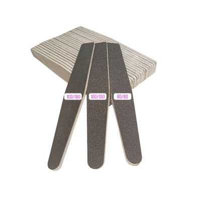 Conjunto de limas de unha preto-bege com etiquetas de granulometria sobre caixa bege