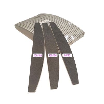 Conjunto de três lixas de unha com números 100/180, 100/100, 80/80 sobre almofada cinza listrada