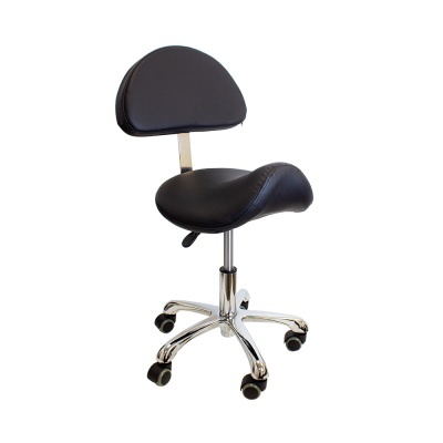 Cadeira de escritório preta com estrutura metálica cromada e rodízios.