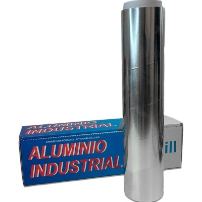 Rolo de alumínio industrial prateado em caixas azul e branca