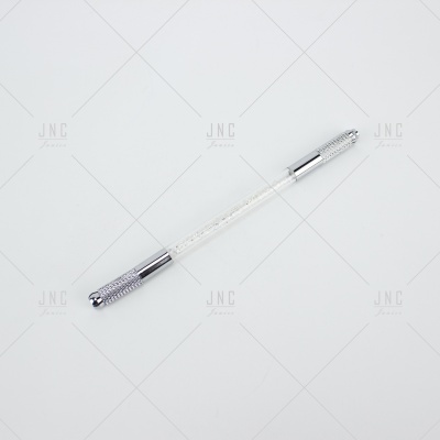 Caneta de desenho transparente com partes metálicas prateadas sobre fundo branco