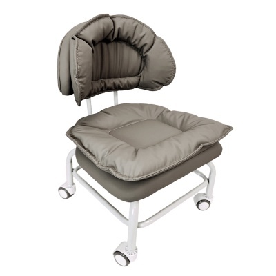 cadeira de escritório cinzenta com base branca e rodas