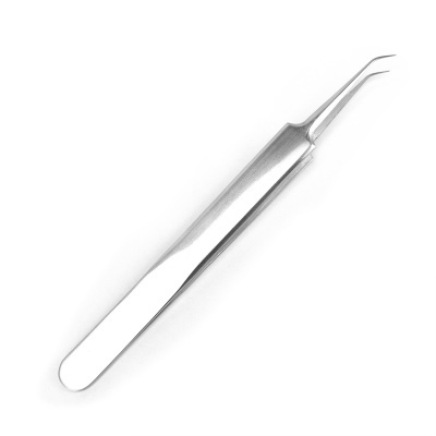 Pinça metálica prateada com ponta curva