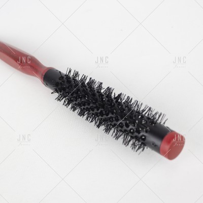 Escova de cabelo redonda com cabo vermelho e cerdas pretas