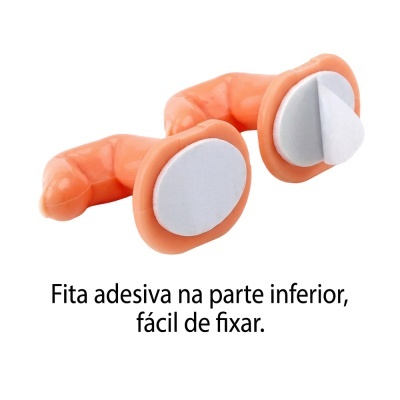 Protetores auriculares cor de pele com fita adesiva branca na base