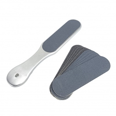 Lixa de pé com cabo prateado e várias lâminas de lixa cinza