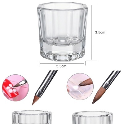 Vaso de vidro transparente com pincel de unhas e detalhes de esmalte