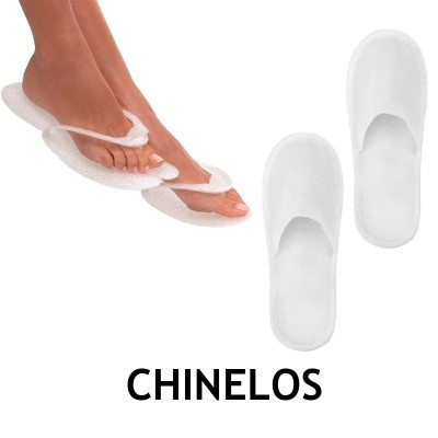 Chinelos descartáveis brancos de plástico com texto CHINELOS