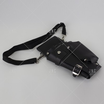 Bolsa de couro preta com fivela e alça preta