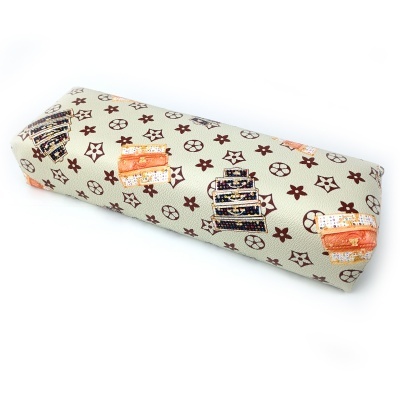 Capa de almofada retangular com padrão de malas vintage e estrelas em tecido bege