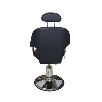 Cadeira de barbearia preta com base cromada vista de costas