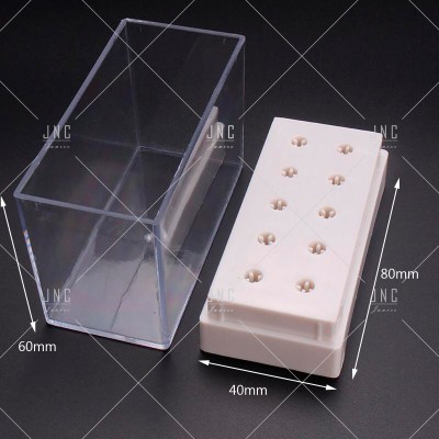 Suporte de plástico transparente e base branca com nove entalhes sobre fundo preto