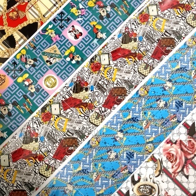 Padrões variados de tecido colorido com desenhos animados, rosas, cartas, correntes e texto LOVER