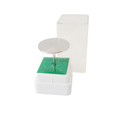 Suporte para anel metálico com base verde e embalagem branca e transparente