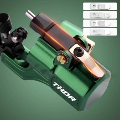 Máquina de tatuagem verde metálica com inscrição THOR e clipes brancos ao lado