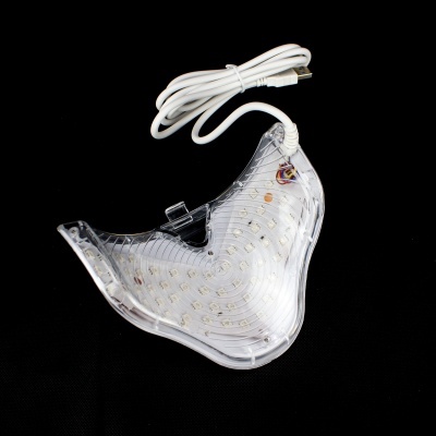 Dispositivo máscara transparente com LEDs e cabo USB branco