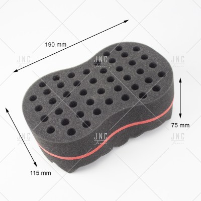 Esponja preta para aplicação automóvel com furos circulares e faixa vermelha lateral