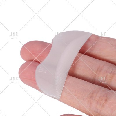 Protetor de dedo transparente de silicone numa mão
